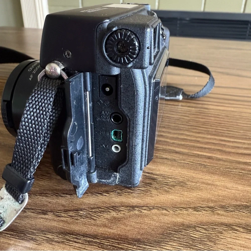 Olympus Camedia Digital Camera w/16MB Smartmedia Card-Battery Door Latch Broken
